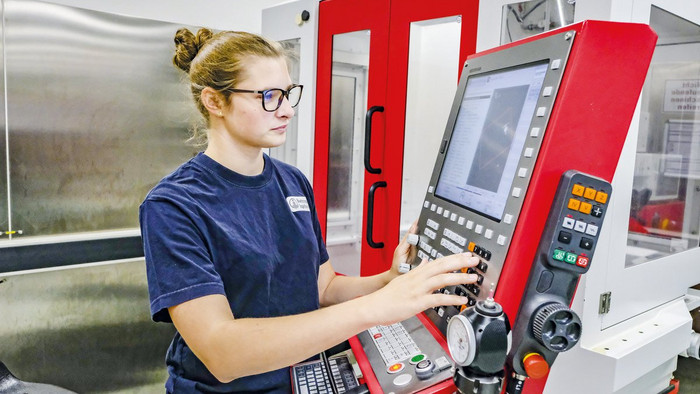 Digitalisierte Produktion: Sophea Gräff programmiert Bauteile für die CNC-Fräsmaschine. Foto: Wir.Hier. / Daniel Roth