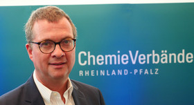 Sebastian Schäfer wurde als Vorsitzender der Chemieverbände Rheinland-Pfalz wiedergewählt. 