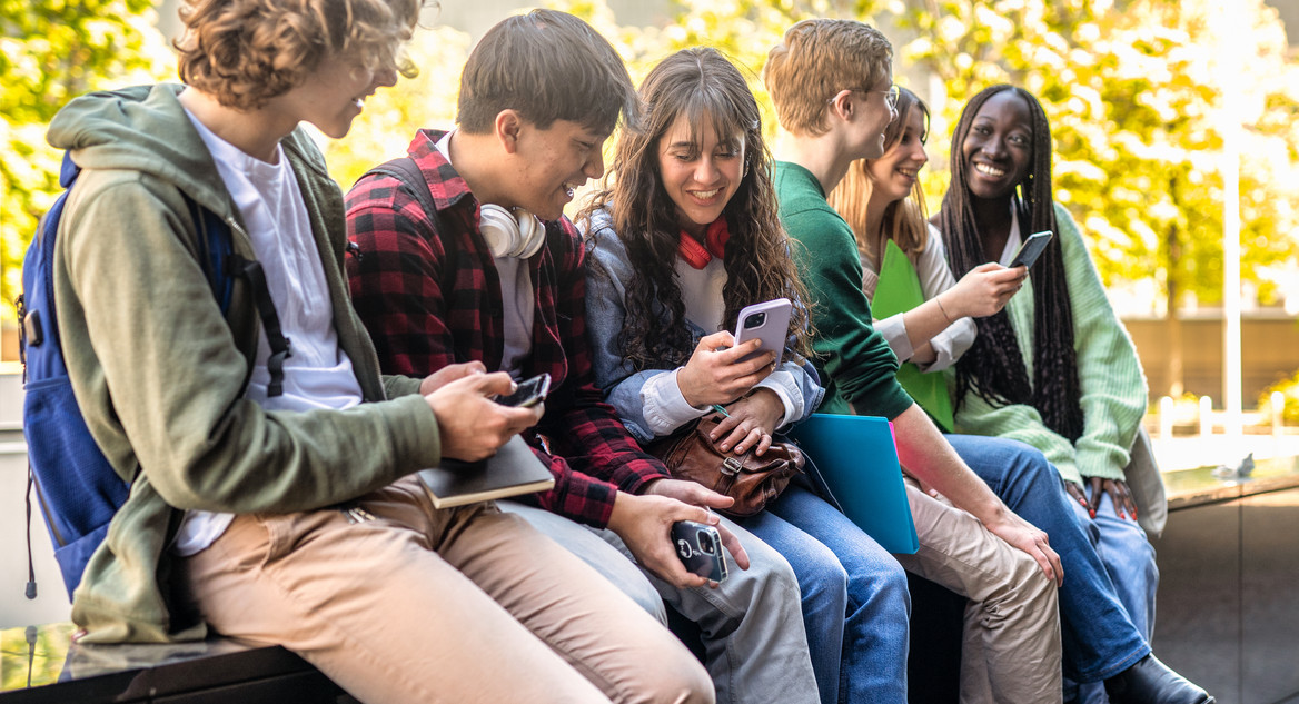 Jugendliche im Austausch: Gemeinsam lernen, lachen und die digitale Welt entdecken. 