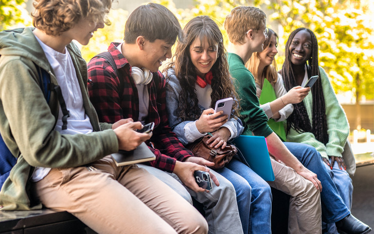 Jugendliche im Austausch: Gemeinsam lernen, lachen und die digitale Welt entdecken. 