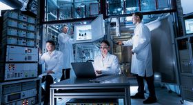 Vier Forscher in einem Labor der BASF