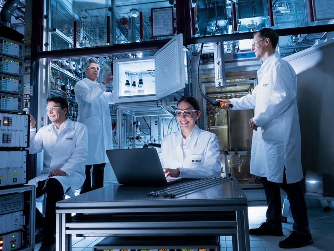 Vier Forscher in einem Labor der BASF