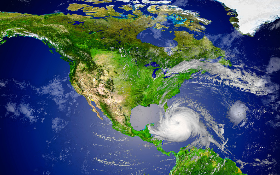 Satellitenaufnahme: Hurricane an der Südküste Floridas und über der Karibik. Auch Nord- und Mittelamerika, Teile Südamerikas sowie Grönland sind zu sehen.