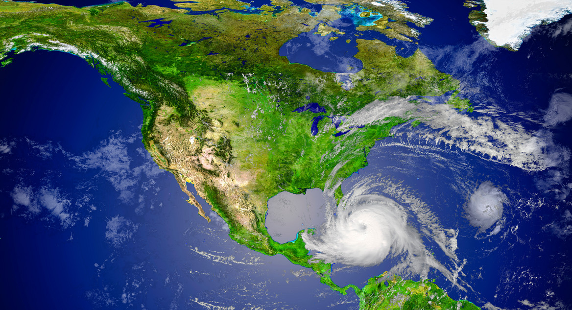 Satellitenaufnahme: Hurricane an der Südküste Floridas und über der Karibik. Auch Nord- und Mittelamerika, Teile Südamerikas sowie Grönland sind zu sehen.