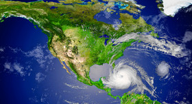 Satellitenaufnahme: Hurricane an der Südküste Floridas und über der Karibik. Auch Nord- und Mittelamerika, Teile Südamerikas sowie Grönland sind zu sehen.