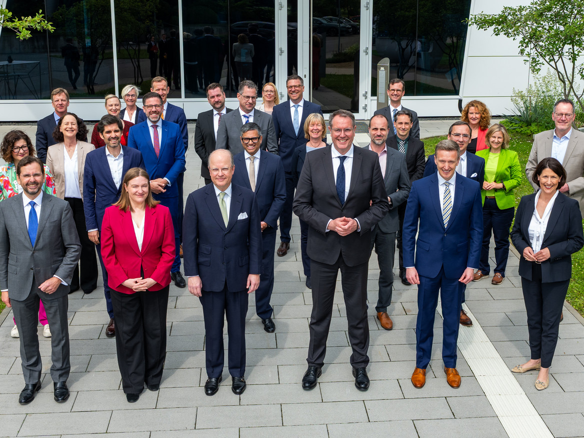 Ministerpräsident und Minister der Landesregierung Rheinland-Pfalz mit Vertretern des Unternehmens Boehringer Ingelheim. 