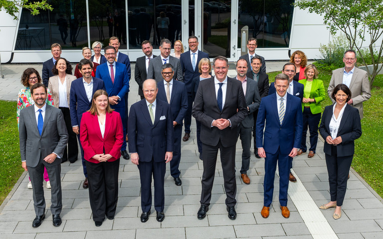 Ministerpräsident und Minister der Landesregierung Rheinland-Pfalz mit Vertretern des Unternehmens Boehringer Ingelheim. 