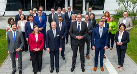Ministerpräsident und Minister der Landesregierung Rheinland-Pfalz mit Vertretern des Unternehmens Boehringer Ingelheim. 