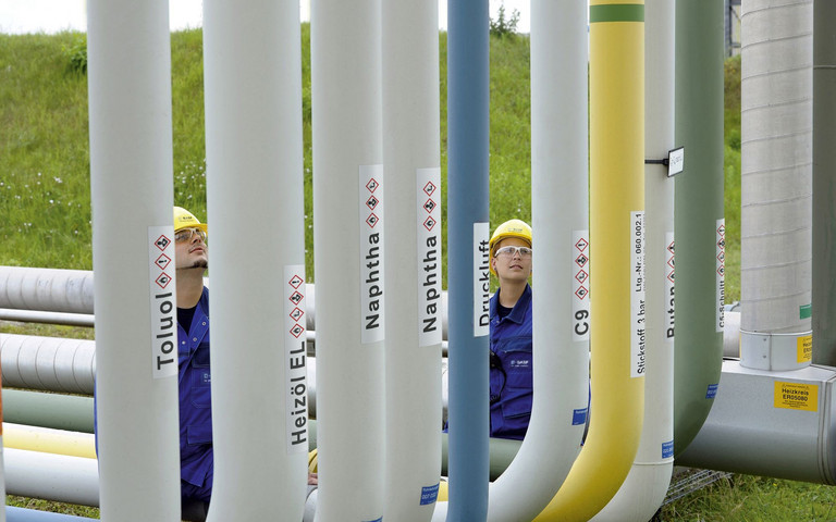 Ein junges Chemikantenteam beim Kontrollgang am Verbundstandort Ludwigshafen. Foto: BASF SE