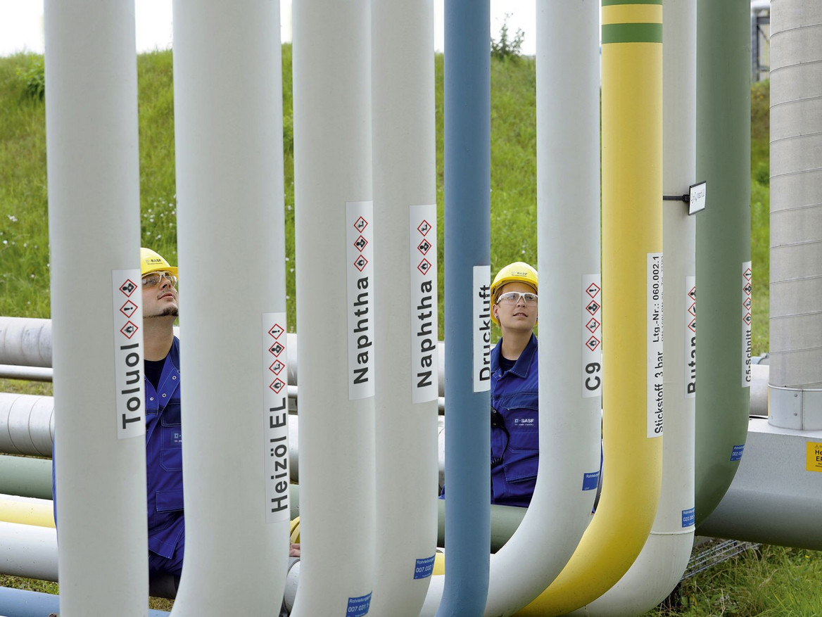 Ein junges Chemikantenteam beim Kontrollgang am Verbundstandort Ludwigshafen. Foto: BASF SE