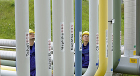 Ein junges Chemikantenteam beim Kontrollgang am Verbundstandort Ludwigshafen. Foto: BASF SE