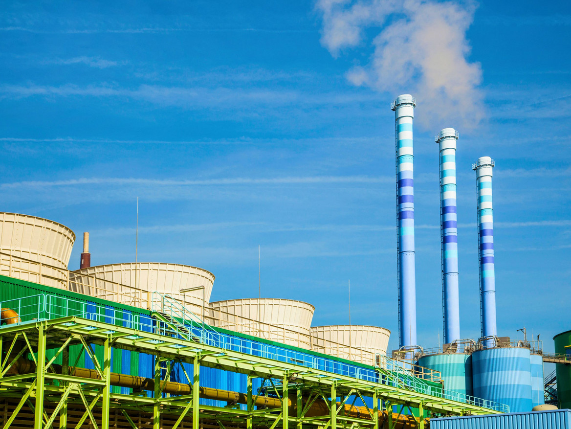 Industriepark mit Chemieanlagen in Frankfurt am Main.