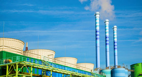 Industriepark mit Chemieanlagen in Frankfurt am Main.