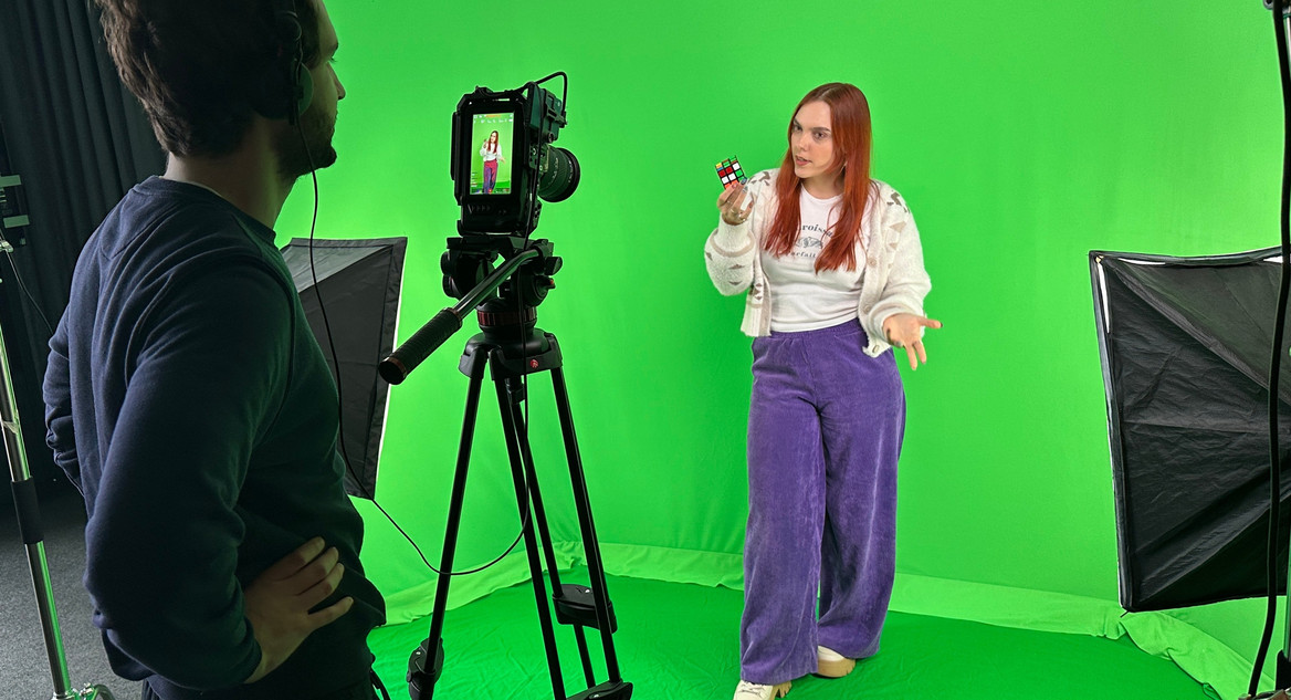 Wir.Hier.chemiecheck-Presenterin Terry und Producer Lennart beim Videodreh im Kölner Studio.