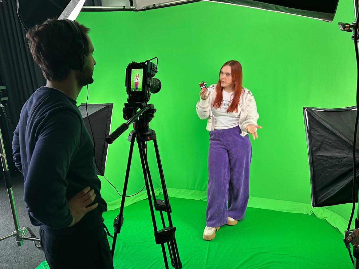 ChemieCheck-Presenterin Terry und Producer Lennart beim Videodreh im Kölner Studio.