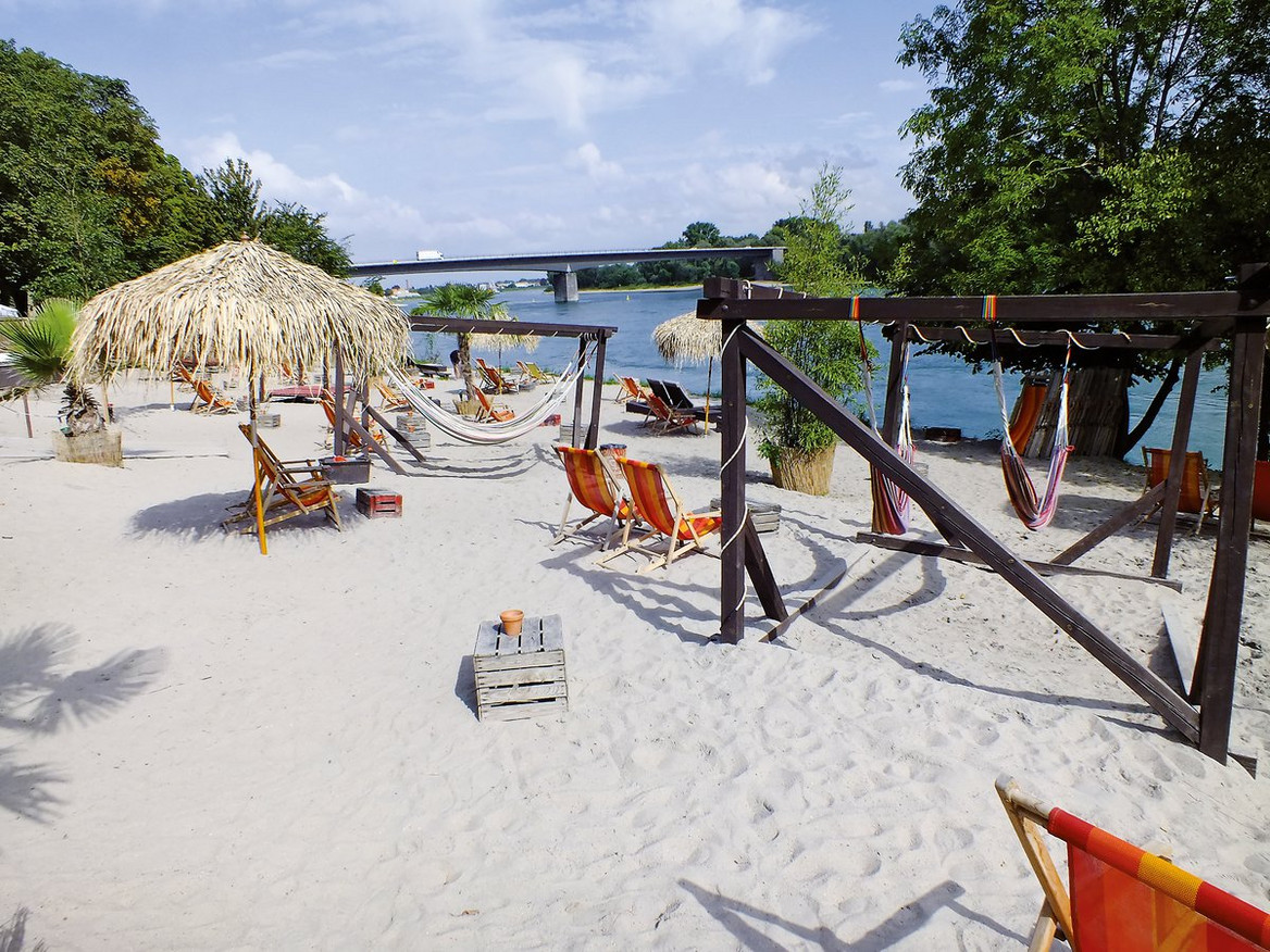 Der Rheinstrand Speyer mit feinem hellen Sand und strohgedeckten Sonnenschirmen eignet sich auch für Hochzeitsevents.