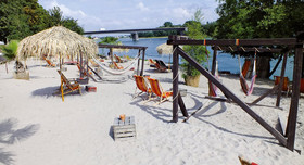 Der Rheinstrand Speyer mit feinem hellen Sand und strohgedeckten Sonnenschirmen eignet sich auch für Hochzeitsevents.