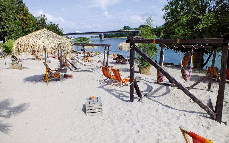 Der Rheinstrand Speyer mit feinem hellen Sand und strohgedeckten Sonnenschirmen eignet sich auch für Hochzeitsevents.