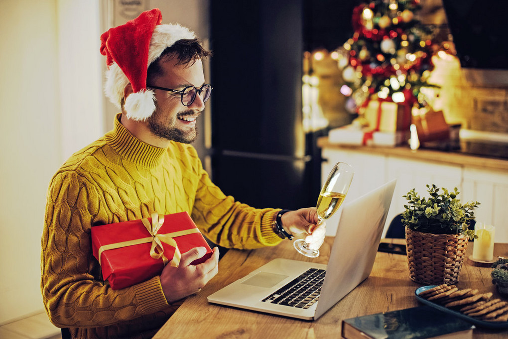 Eine Weihnachtsfeier geht auch digital. Foto: Drazen – stock.adobe.com