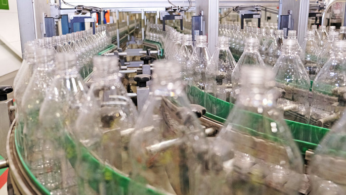 PET-Produktion: Bänder transportieren die PET-Flaschen Richtung Qualitätsprüfung und Verpackung. Apropos Qualität: Die umstrittene Substanz Bisphenol A wird bei der PET-Flaschenproduktion laut Bundesamt für Risikobewertung nicht verwendet. Foto: Wir.Hier./Florian Lang
