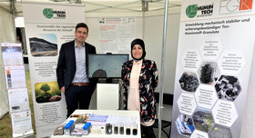 Jannis Hassler (FGK) und Asli Cangönül (Humintech) präsentieren auf dem Innovationstag Mittelstand in Berlin ihre gemeinsame Lösung für die Dekontaminierung von belasteten Böden. Foto: Marcel Engels, FGK
