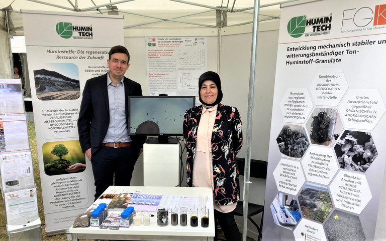 Jannis Hassler (FGK) und Asli Cangönül (Humintech) präsentieren auf dem Innovationstag Mittelstand in Berlin ihre gemeinsame Lösung für die Dekontaminierung von belasteten Böden. Foto: Marcel Engels, FGK