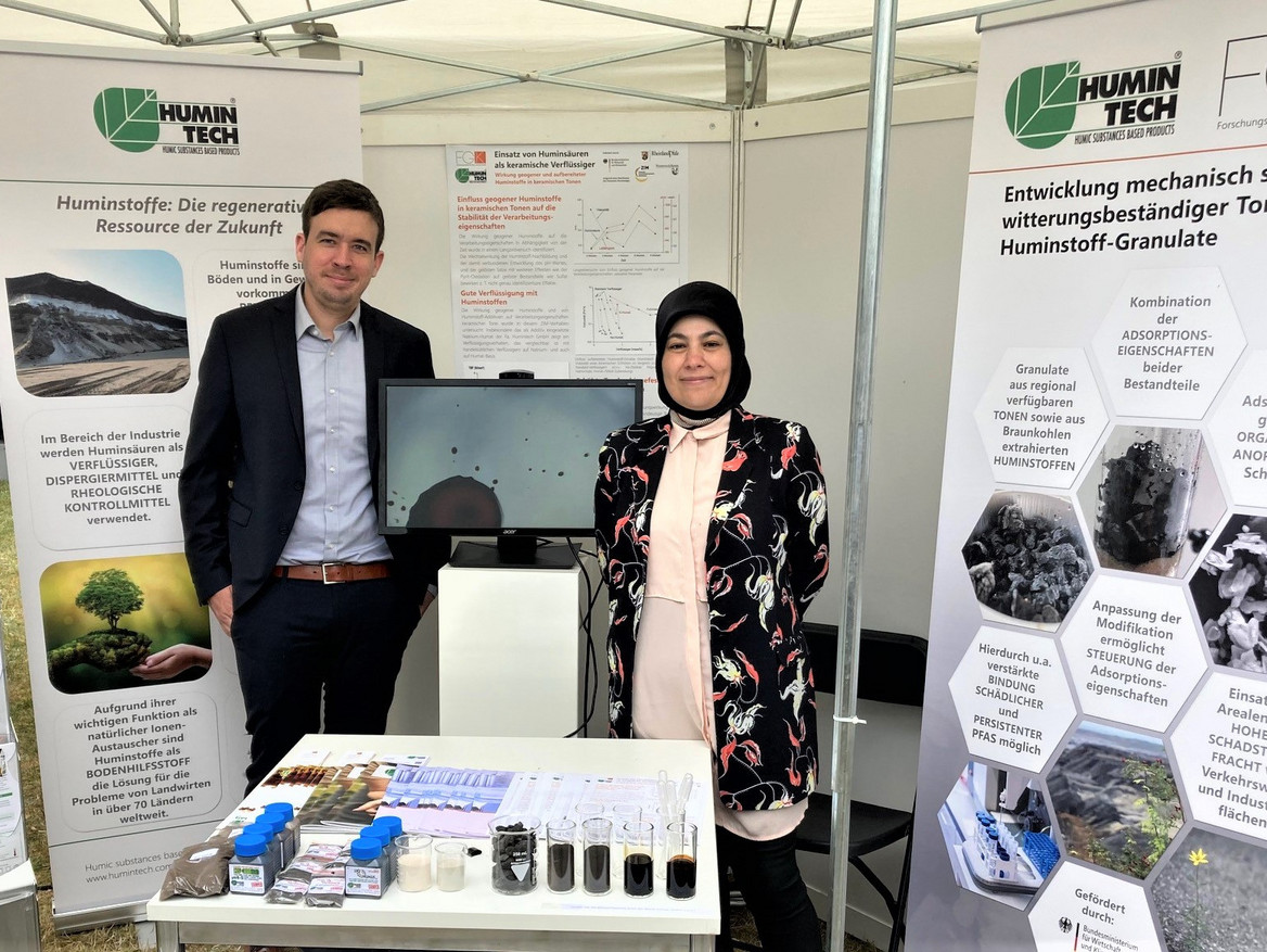 Jannis Hassler (FGK) und Asli Cangönül (Humintech) präsentieren auf dem Innovationstag Mittelstand in Berlin ihre gemeinsame Lösung für die Dekontaminierung von belasteten Böden. Foto: Marcel Engels, FGK