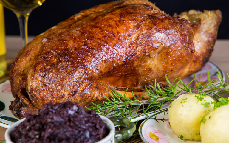 Gänsebraten mit Rotkraut und Knödeln