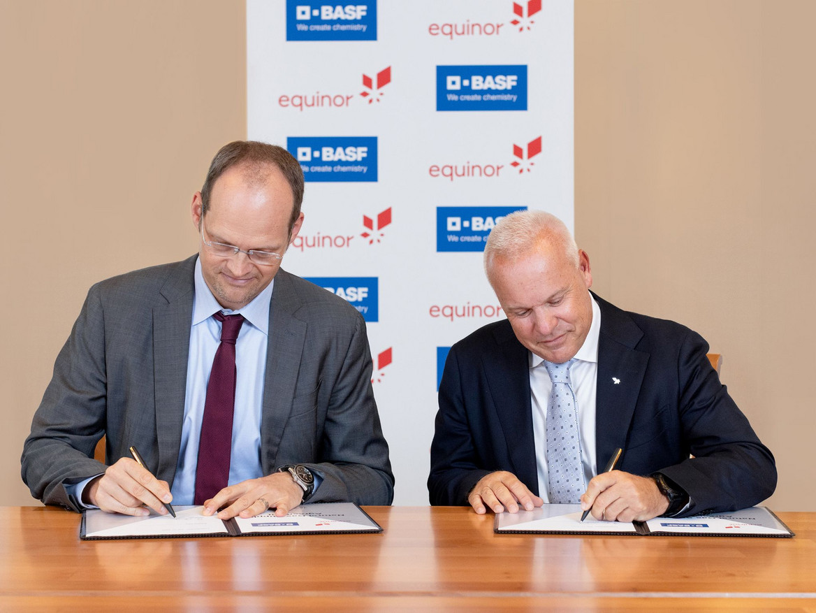 Dirk Elvermann, CFO und CDO der BASF, und Anders Opedal, Präsident und CEO von Equinor, bei der Unterzeichnung des zehnjährigen Erdgasliefervertrags.