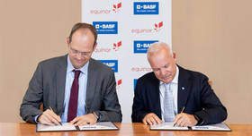 Dirk Elvermann, CFO und CDO der BASF, und Anders Opedal, Präsident und CEO von Equinor, bei der Unterzeichnung des zehnjährigen Erdgasliefervertrags.