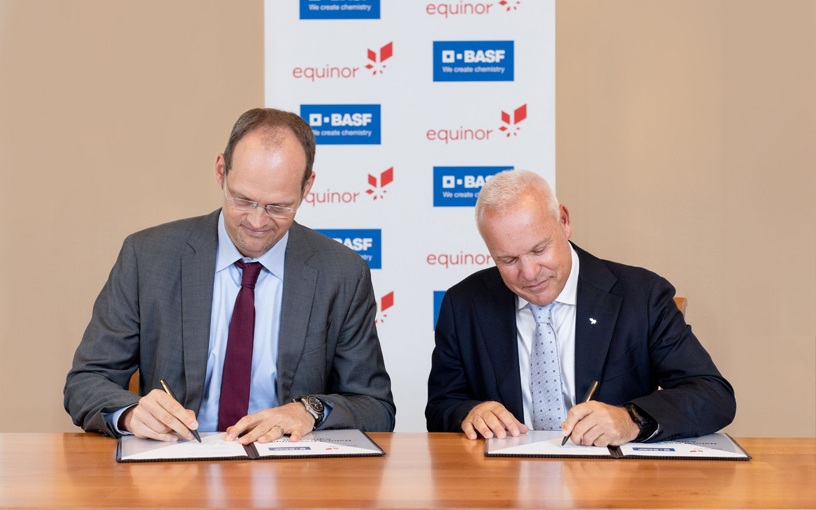 Dirk Elvermann, CFO und CDO der BASF, und Anders Opedal, Präsident und CEO von Equinor, bei der Unterzeichnung des zehnjährigen Erdgasliefervertrags.