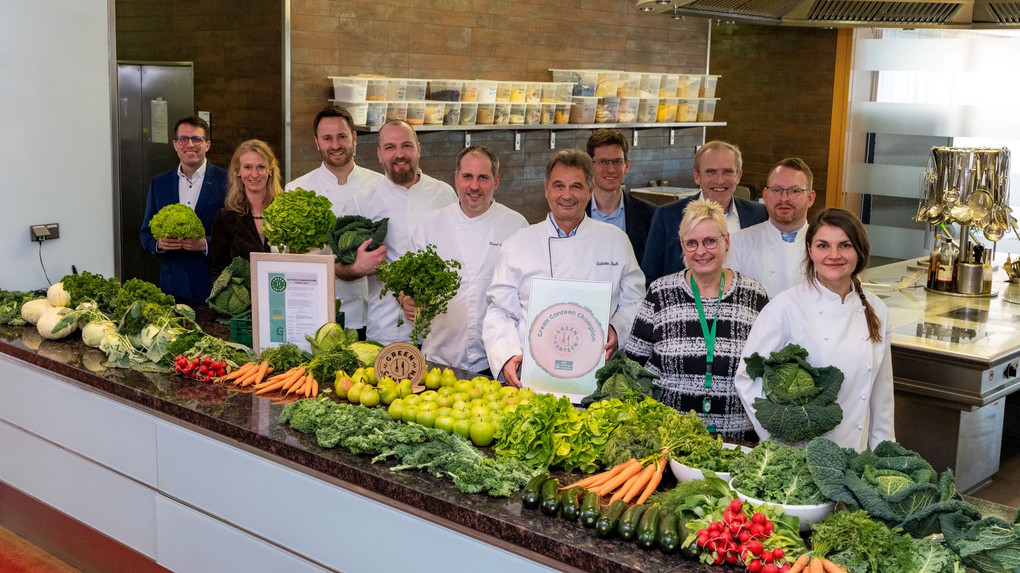 Stolzes Team: Jan Faßbender, Andrea Freund-Kremer, Maximilian Bell, Emanuel Kisner, Daniel Schmitt, Valentin Koch, Fridtjof Traulsen, Landrätin Dorothea Schäfer, Ekkehart Lehmann, Benedikt Gries und Renata Bierbrauer (v.l.) freuen sich über die Zertifizierung "GreenCanteen". (Foto: Frank Daum)