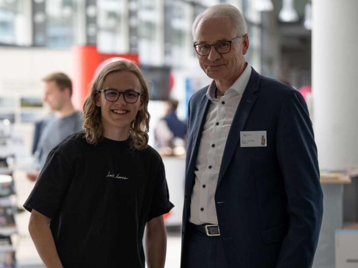 Frühstudent Jonathan Baschek und Professor Dr. Karl Stoffel, Präsident der Hochschule Koblenz. 