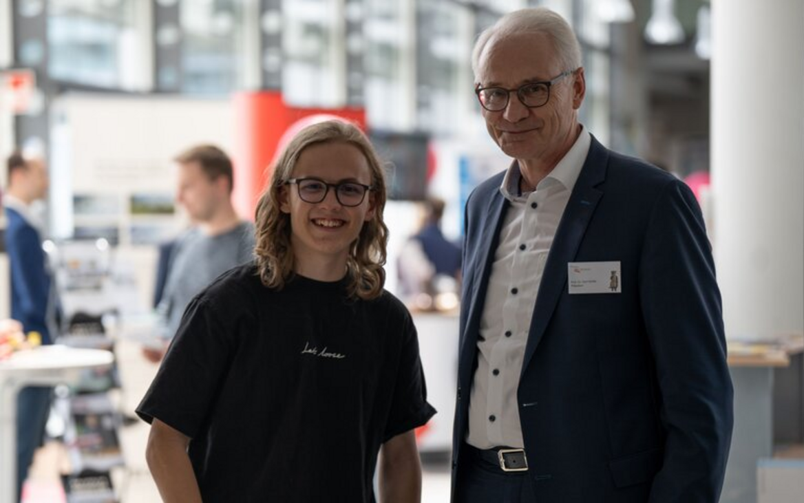 Frühstudent Jonathan Baschek und Professor Dr. Karl Stoffel, Präsident der Hochschule Koblenz. 