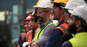 Industrie-Beschäftigte mit Helmen. Foto: sittinan