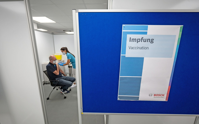 Ein Mann wird gegen das Coronavirus geimpft.