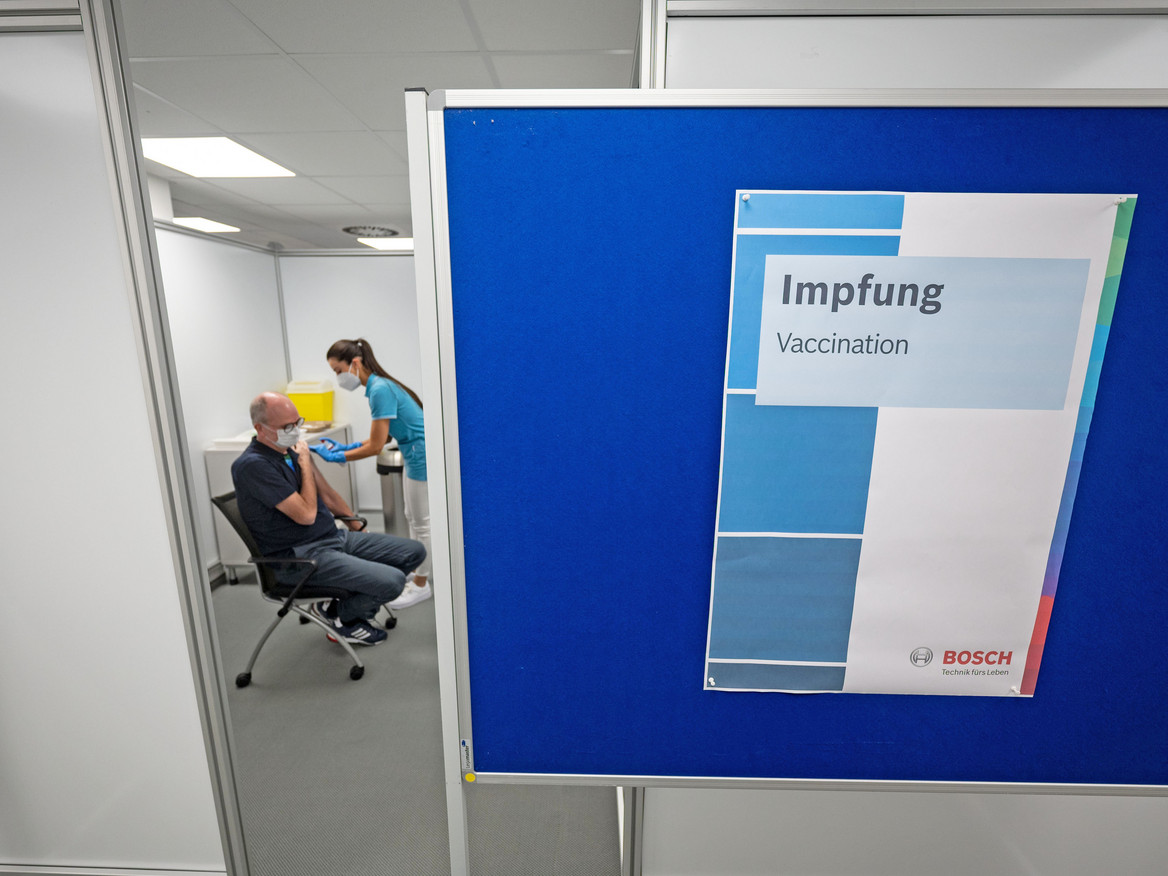 Ein Mann wird gegen das Coronavirus geimpft.
