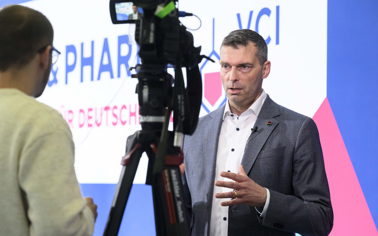 Markus Steilemann, Präsident des Verbands der Chemischen Industrie, steht bei der Jahrespressekonferenz des Verbands vor einer Kamera. 