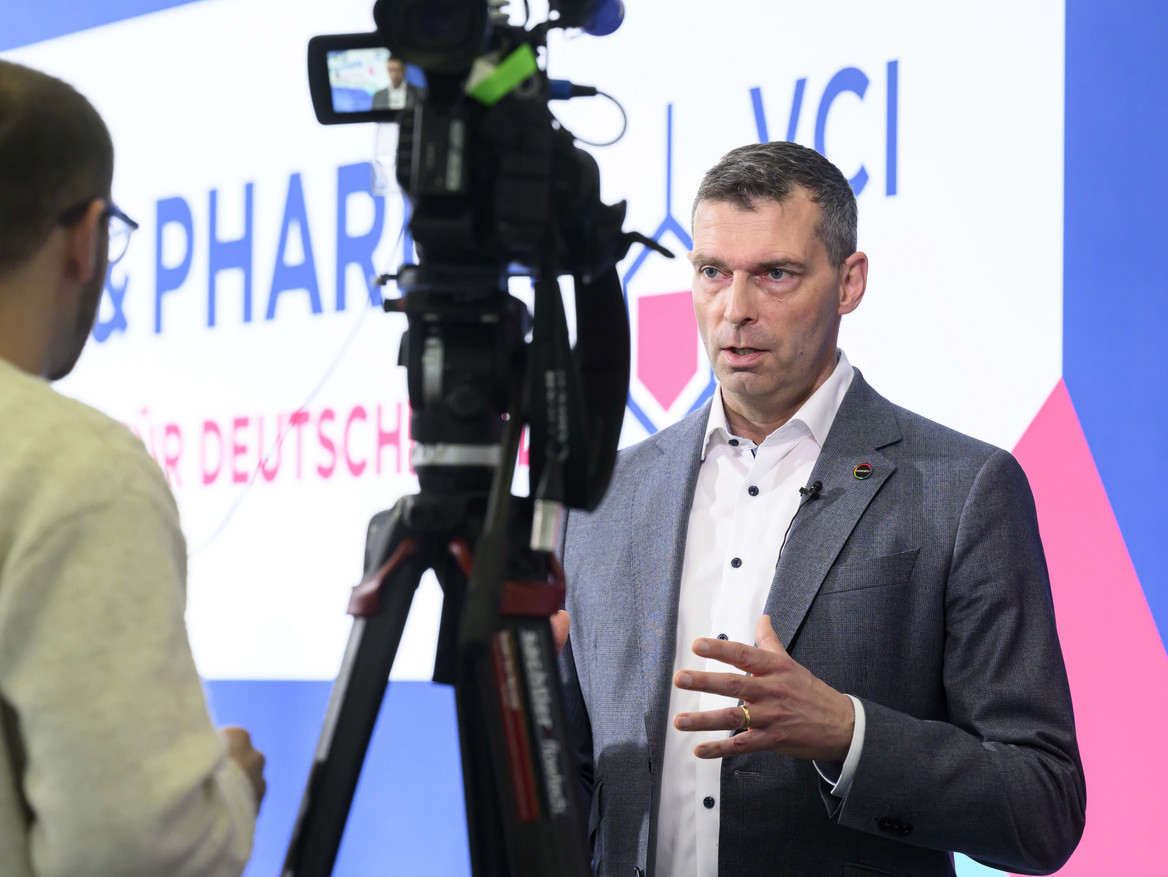 Markus Steilemann, Präsident des Verbands der Chemischen Industrie, steht bei der Jahrespressekonferenz des Verbands vor einer Kamera. 