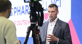 Markus Steilemann, Präsident des Verbands der Chemischen Industrie, steht bei der Jahrespressekonferenz des Verbands vor einer Kamera. 