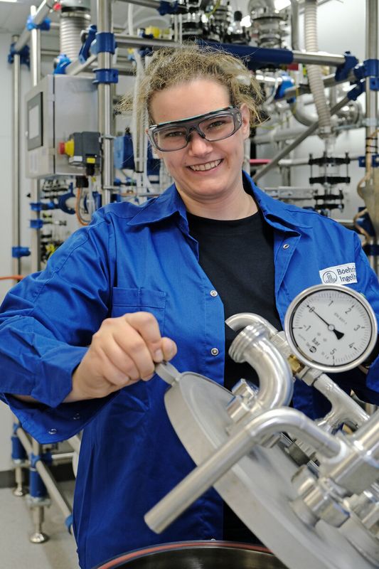 Lust auf Technik: Janka Lepper fing nach dem Abitur eine Ausbildung zur Chemikantin bei Boehringer an. Foto: Florian Lang
