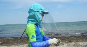 Nur mit komplettem UV Schutz, darunter der Folie von Renolit, sind XP-Erkrankte wie dieses Kind am Strand vor den für sie lebensgefährlichen Sonnenstrahlen abgeschirmt. Foto: Selbsthilfegruppe XP-Freunde