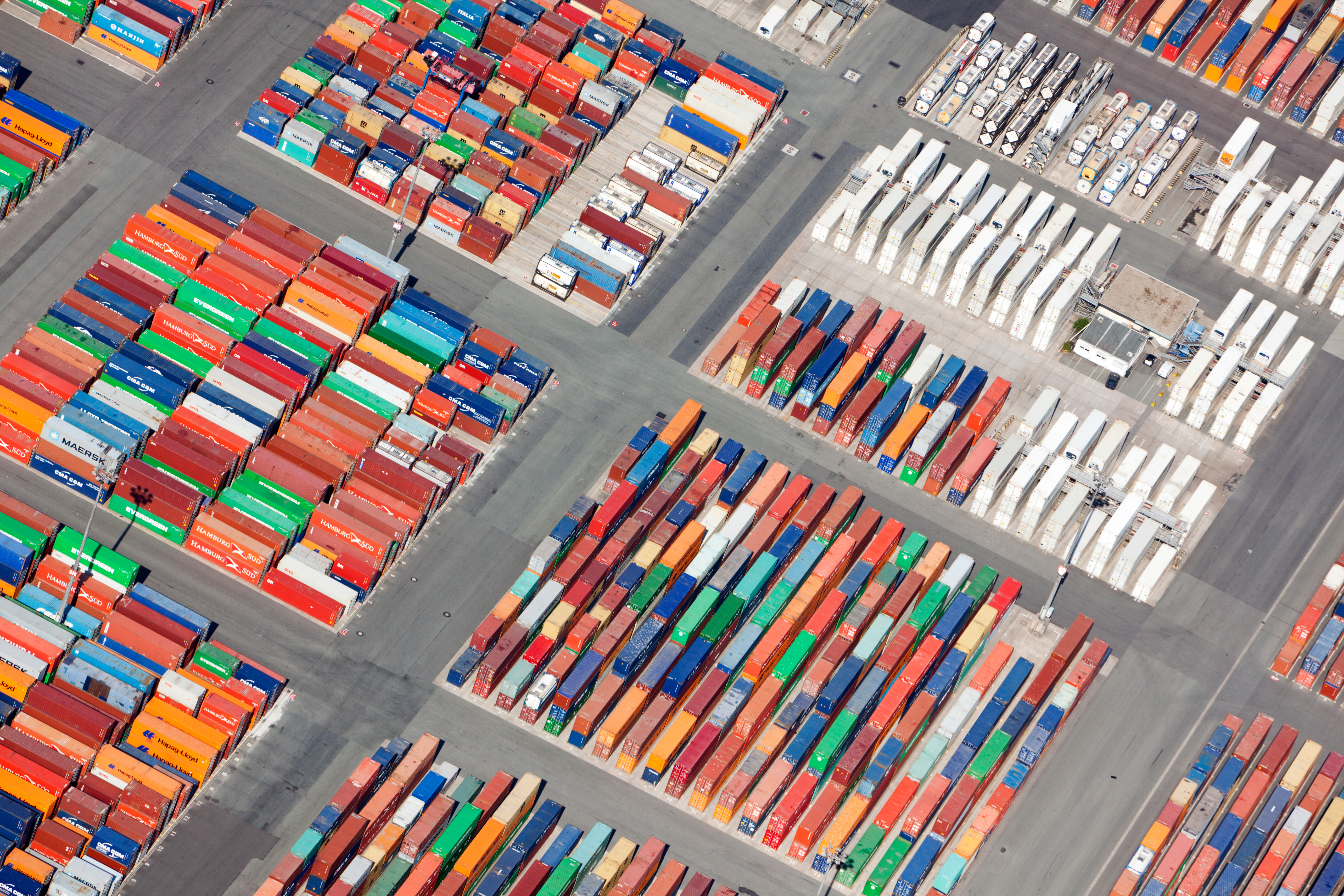 Viele Container warten am Hamburger Hafen auf die Verladung. 