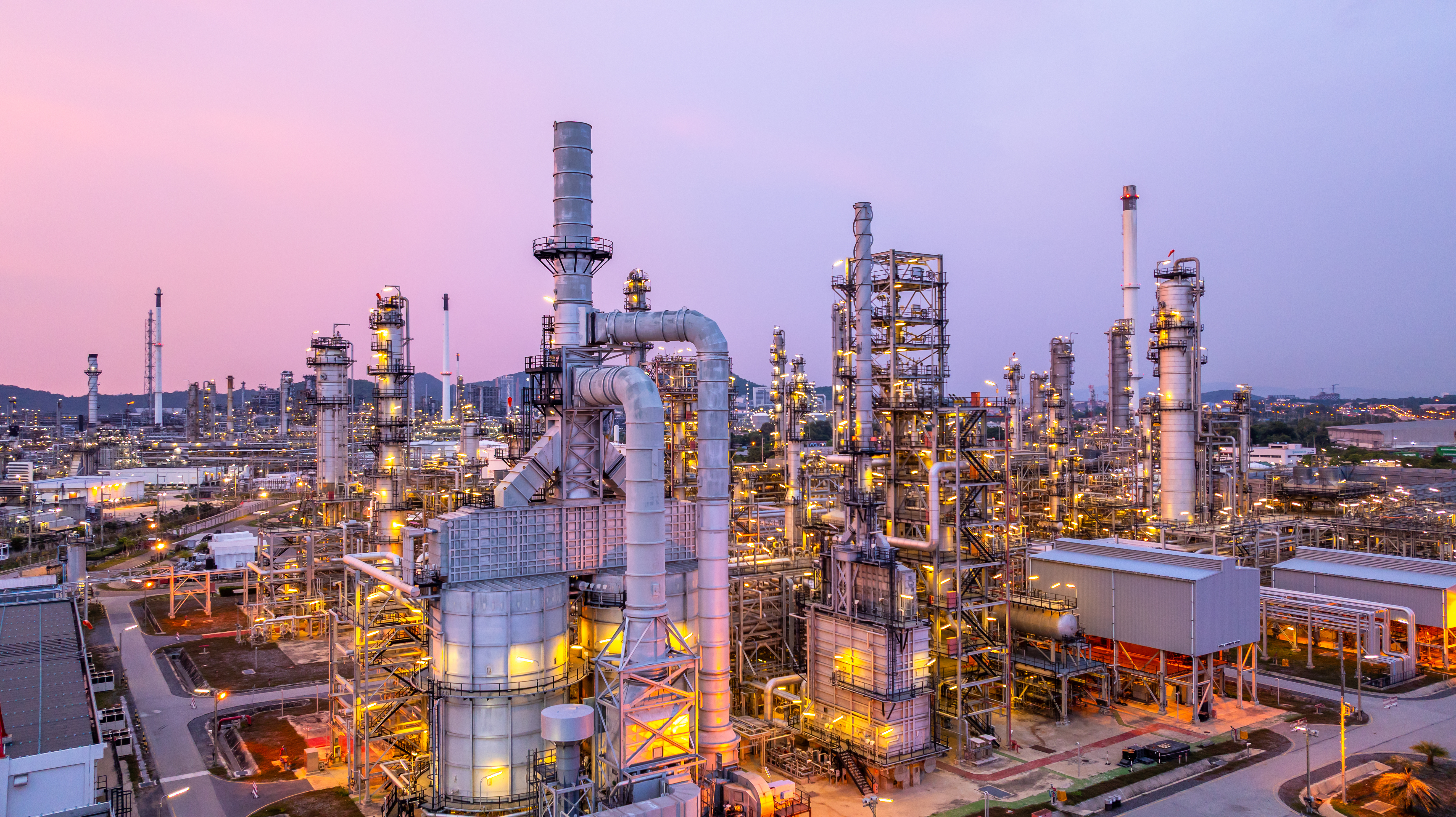 Große Öl- und Gasraffinerie-Anlage bei Nacht. 