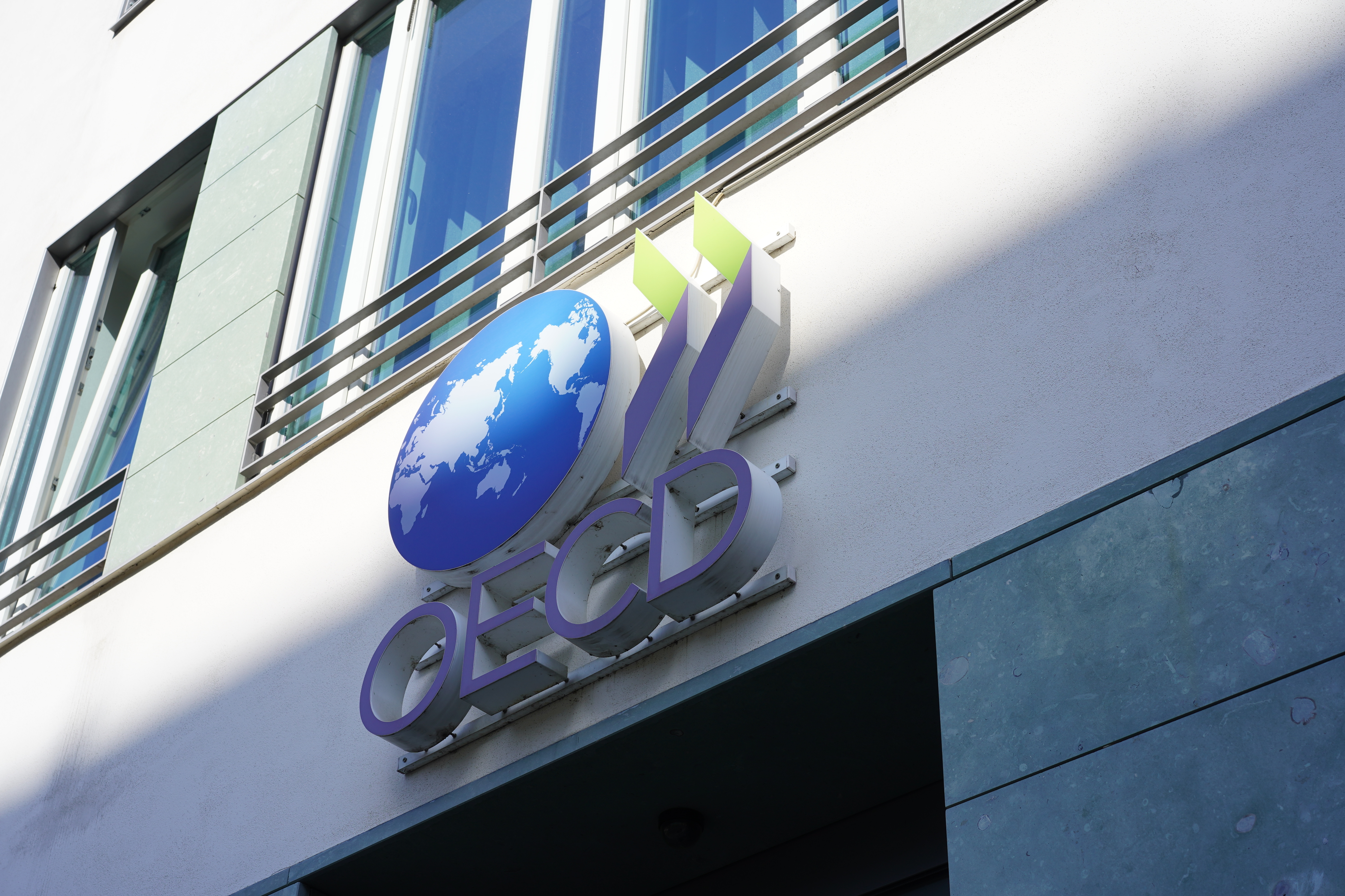 Das OECD-Logo auf dem Gebäude der Organisation in Berlin. 