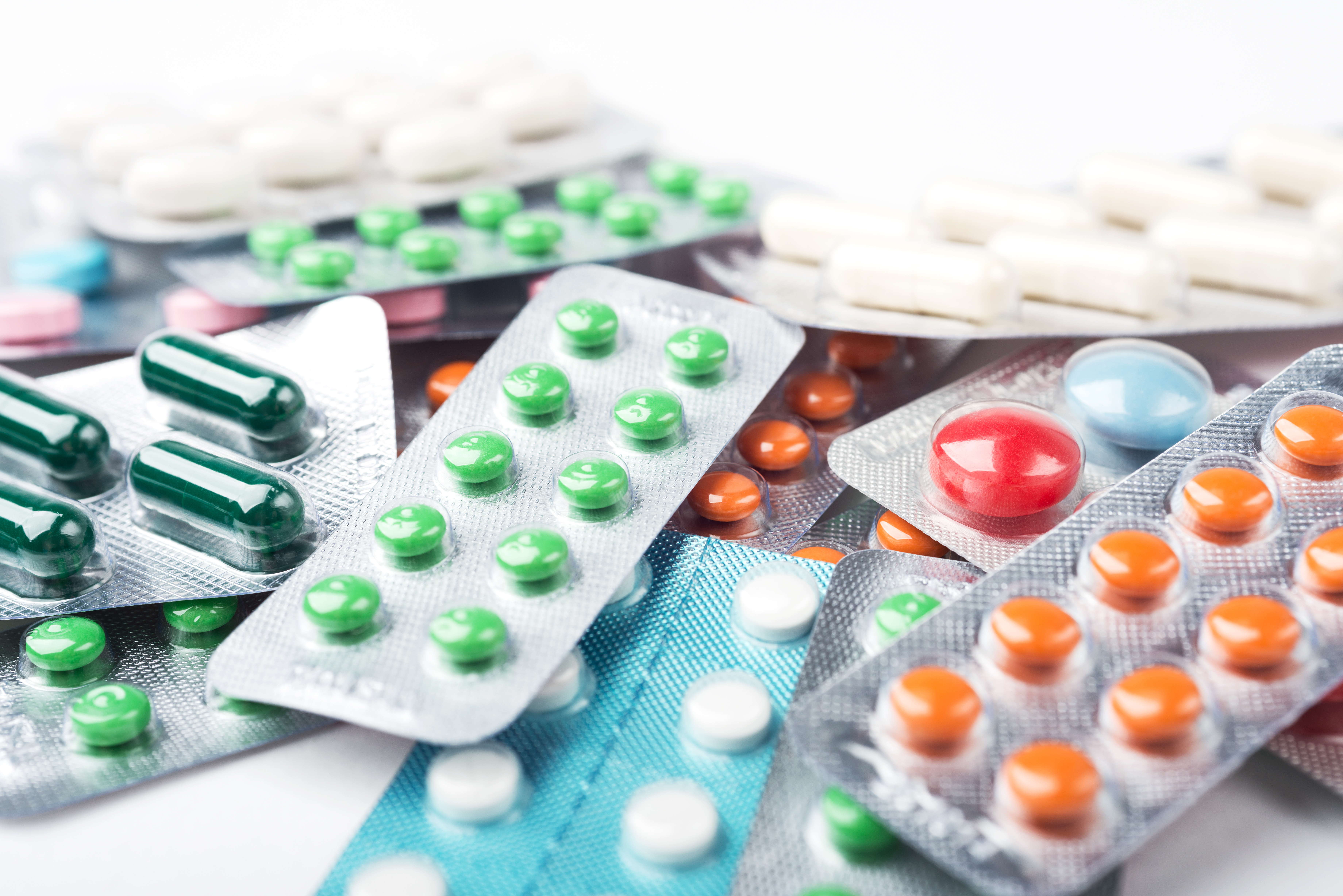 Bunte Tabletten in ihren Blister. Foto: ImageFlow/stock.adobe.com