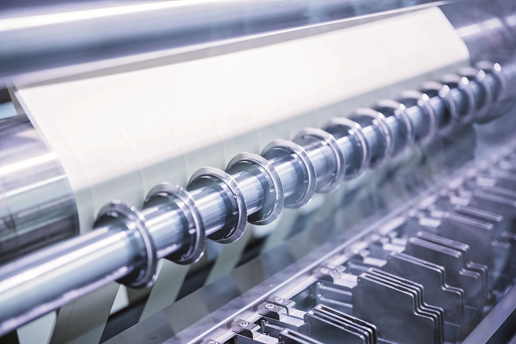 Exakt: Bei der Produktion der Pflaster werden zunächst je nach Produkt mehrere Lagen Folien mit einer Masse aus Kleb- und Wirkstoff laminiert und dann getrocknet. Anschließend werden die entstehenden Rollen zu Bahnen geschnitten. Foto: Jan Hosan