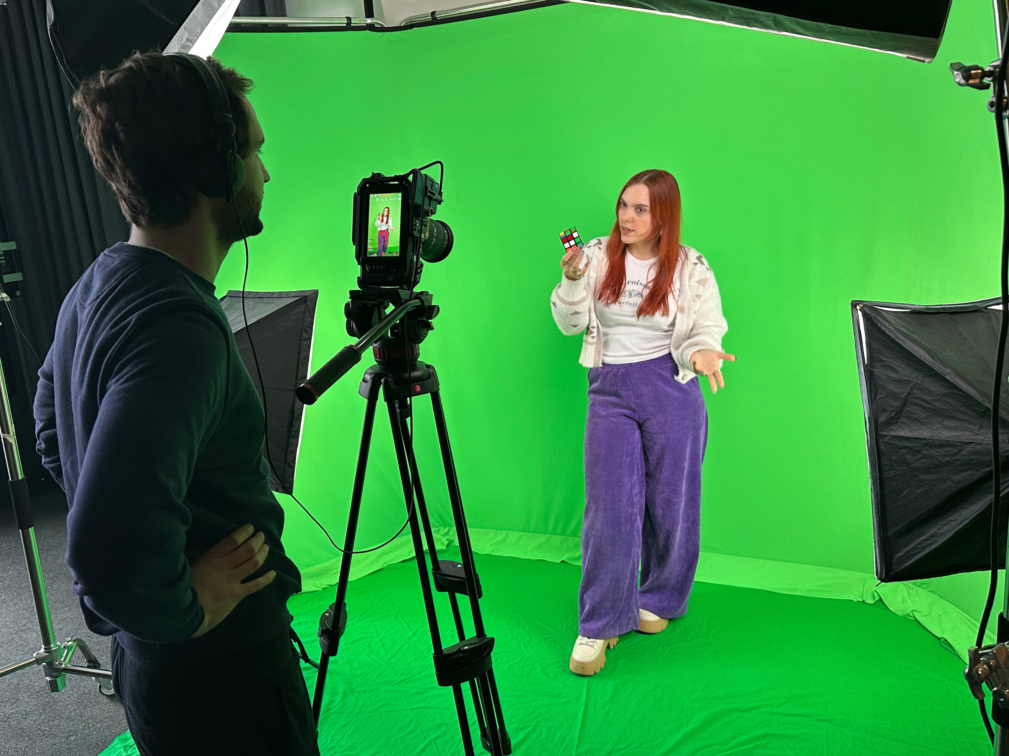 Wir.Hier.chemiecheck-Presenterin Terry und Producer Lennart beim Videodreh im Kölner Studio.