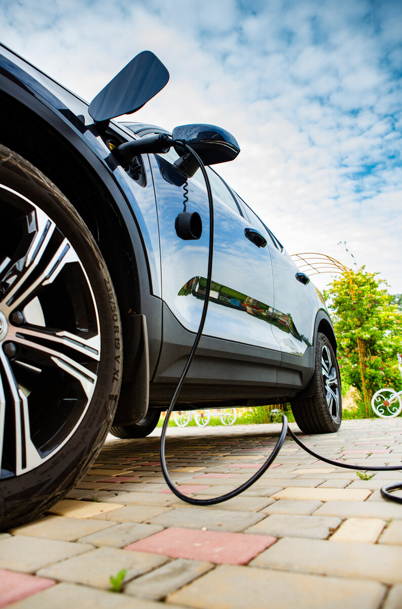 Die Chemieunternehmen tragen mit vielen Projekten zur Forschung und Entwicklung für E-Autos bei. Foto: romeof – stock.adobe.com