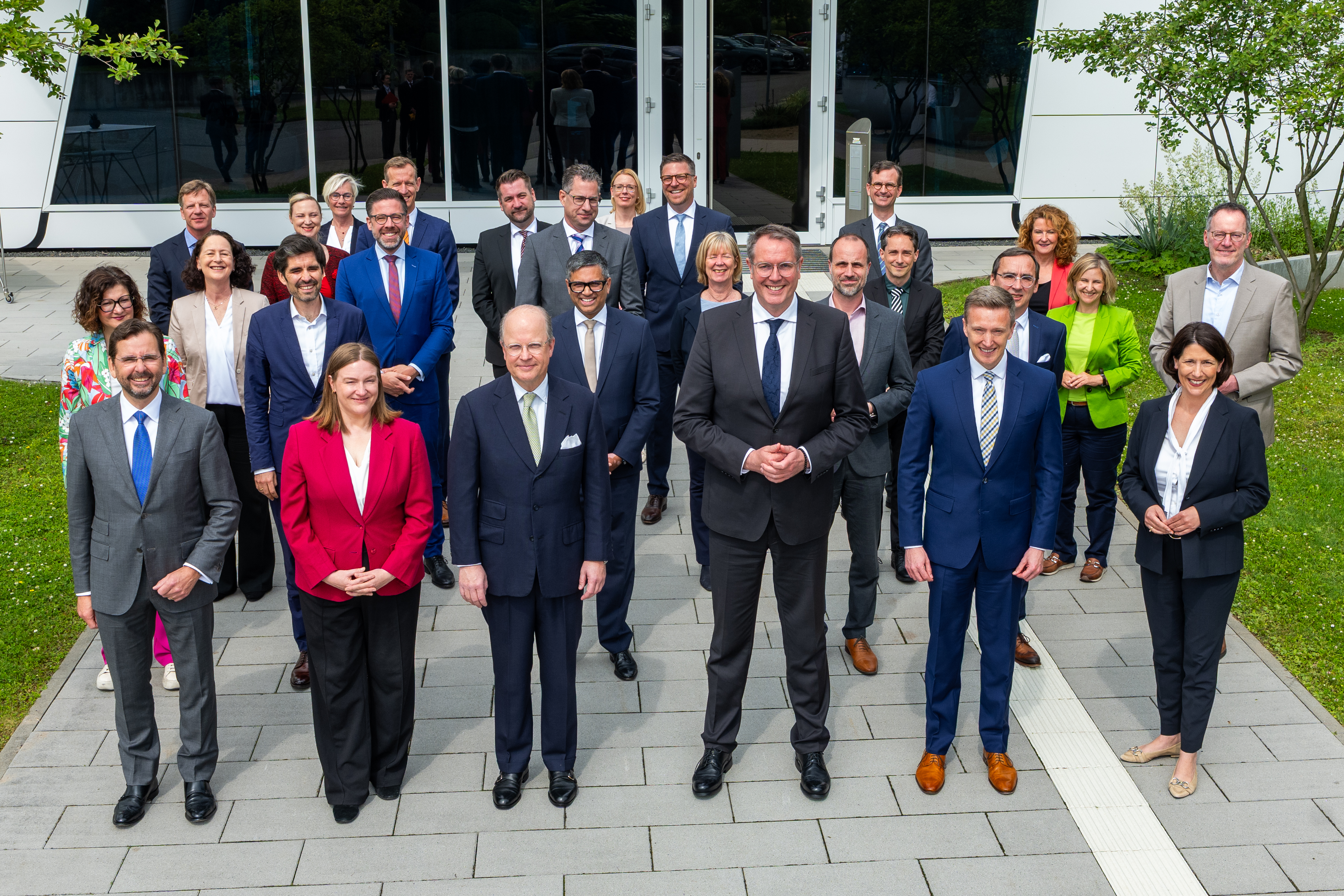 Ministerpräsident und Minister der Landesregierung Rheinland-Pfalz mit Vertretern des Unternehmens Boehringer Ingelheim. 